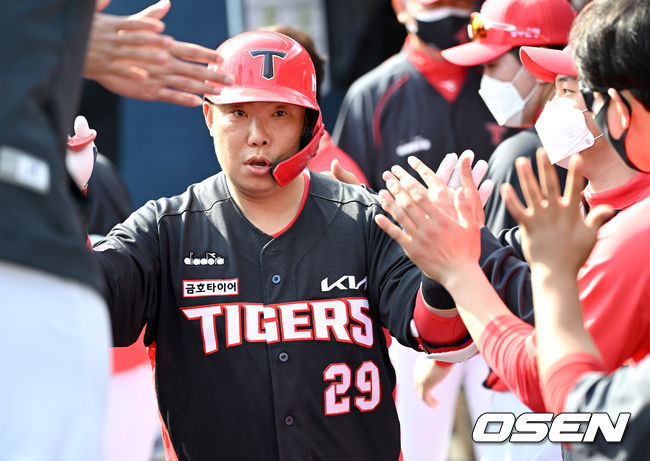 OSEN=창원, 최규한 기자] 12일 창원NC파크에서 ’2022 신한은행 SOL KBO리그’ 시범경기 개막 NC 다이노스와 KIA 타이거즈의 경기가 열렸다.7회초 무사 선두타자로 나선 KIA 나지완이 달아나는 중월 솔로포를 날리고 더그아웃 동료들과 인사를 나누고 있다. 2022.03.12 / dreamer@osen.co.kr
