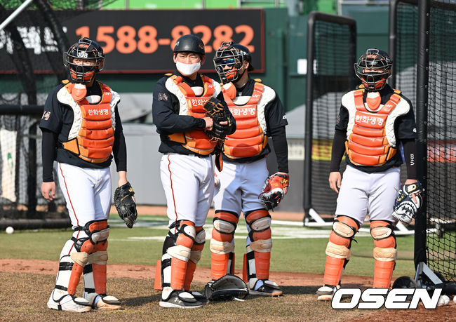 한화 포수조가 훈련을 하고 있다. 2022.02.25 /OSEN DB