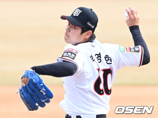 12일 LG와의 시범경기. 8회초 마운드에 오른 KT 박영현이 힘차게 공을 던지고 있다. 2022.03.12 /cej@osen.co.kr 