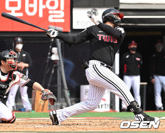 LG 루이즈가 KT와 시범경기에서 타격을 하고 있다. 2022.03.12 /cej@osen.co.kr