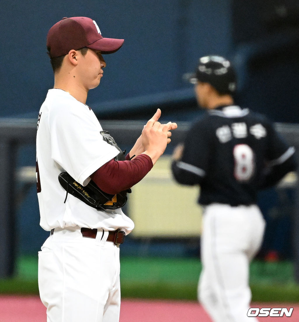 [OSNE=고척, 김성락 기자] 13일 서울 고척스카이돔에서 2022 KBO리그 시범경기 키움 히어로즈와 두산 베어스의 경기가 열렸다.7회초 무사 1, 2루 키움 장재영이 두산 안권수에 볼넷을 허용, 만루 위기를 맞고 있다. 2022.03.13 /ksl0919@osen.co.kr