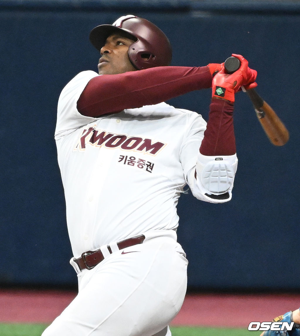 [OSNE=고척, 김성락 기자] 13일 서울 고척스카이돔에서 2022 KBO리그 시범경기 키움 히어로즈와 두산 베어스의 경기가 열렸다.5회말 키움 선두타자 푸이그가 2루타를 날리고 있다. 2022.03.13 /ksl0919@osen.co.kr