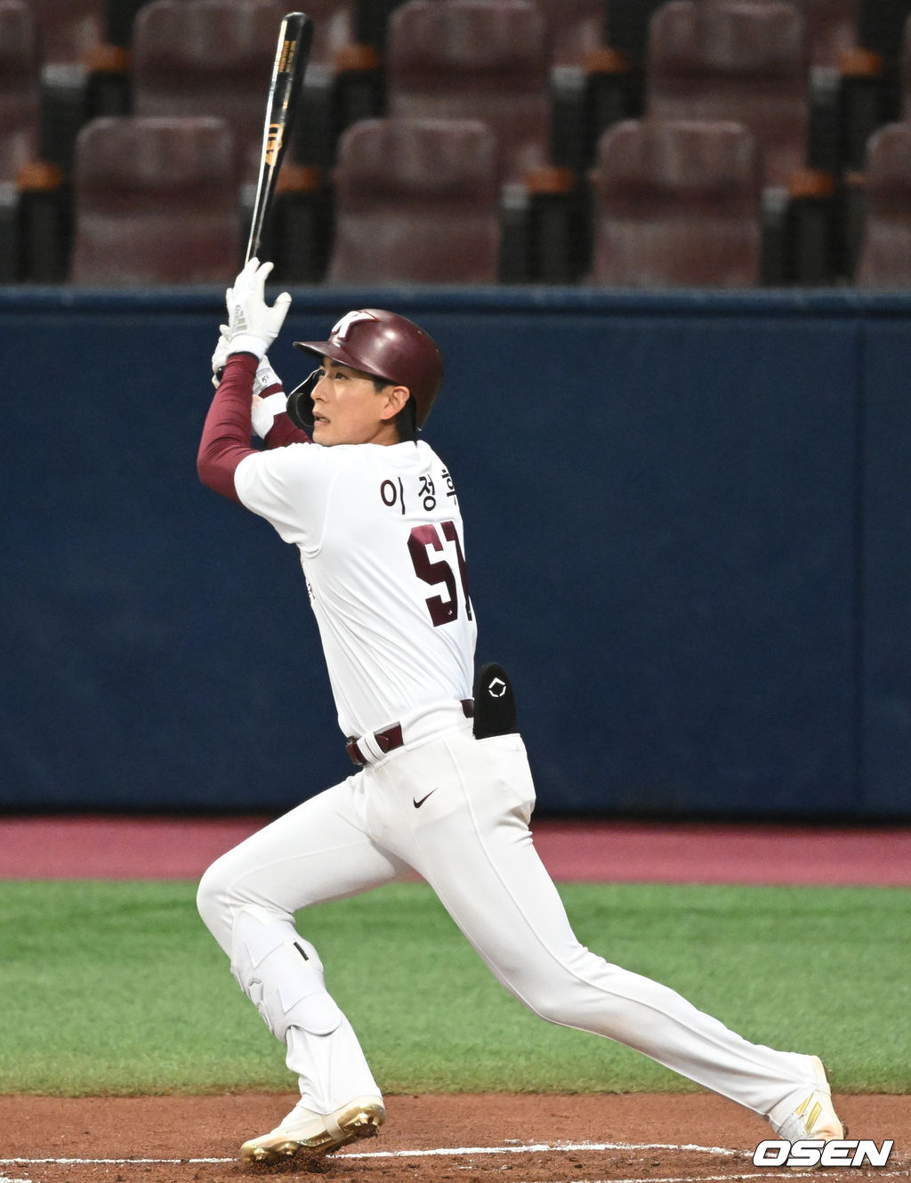 [OSNE=고척, 김성락 기자] 13일 서울 고척스카이돔에서 2022 KBO리그 시범경기 키움 히어로즈와 두산 베어스의 경기가 열렸다.1회말 1사 1루 키움 이정후가 선취 1타점 적시타를 날리고 있다. 2022.03.13 /ksl0919@osen.co.kr