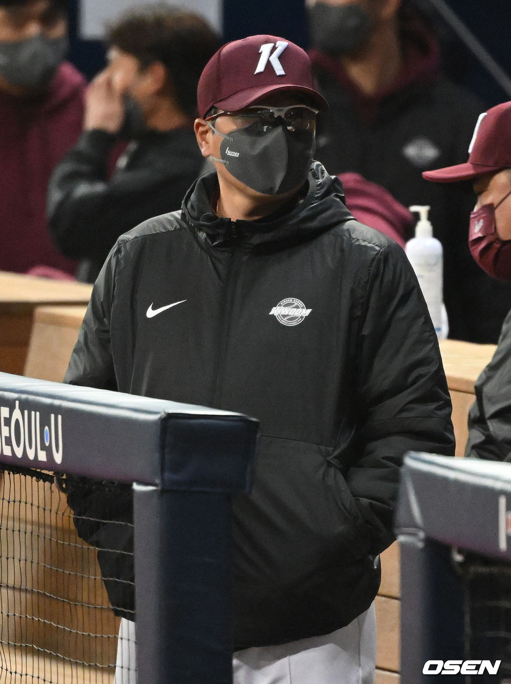 [OSNE=고척, 김성락 기자] 13일 서울 고척스카이돔에서 2022 KBO리그 시범경기 키움 히어로즈와 두산 베어스의 경기가 열렸다.경기 시작에 앞서 키움 홍원기 감독이 생각에 잠겨 있다. 2022.03.13 /ksl0919@osen.co.kr