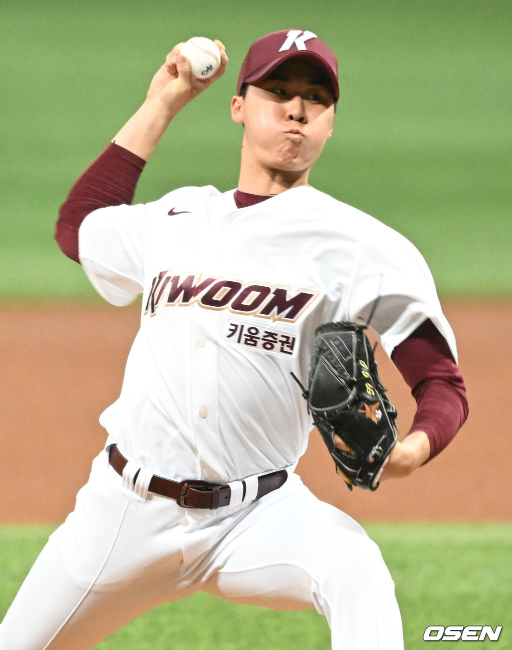 [OSNE=고척, 김성락 기자] 13일 서울 고척스카이돔에서 2022 KBO리그 시범경기 키움 히어로즈와 두산 베어스의 경기가 열렸다.7회초 키움 장재영이 마운드에 올라 힘차게 공을 뿌리고 있다. 2022.03.13 /ksl0919@osen.co.kr
