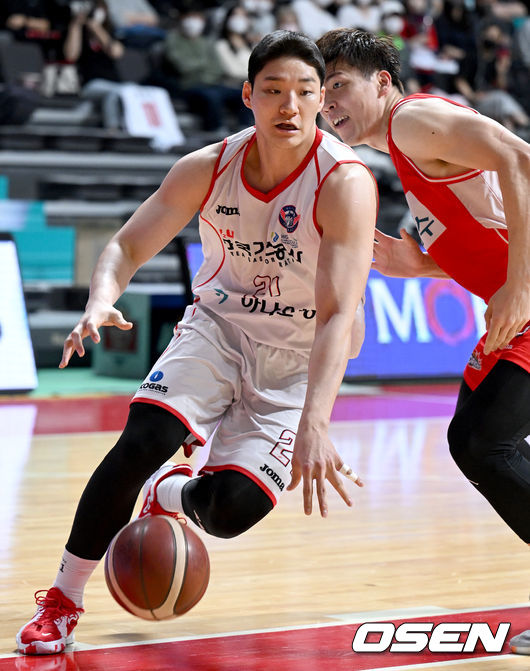 13일 오후 경기 고양시 대화동 고양종합운동장체육관에서 '2021~2022 KGC인삼공사 정관장 프로농구' 고양 오리온스와 한국 가스공사의 경기가 열렸다.2쿼터, 가스공사 이대헌이 드리블을 하고 있다. 2022.03.13 /ksl0919@osen.co.kr