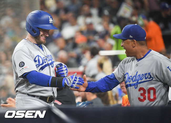 LA 다저스 맥스 먼시가 홈런을 치고 데이브 로버츠 감독의 축하를 받고 있다. /OSEN DB