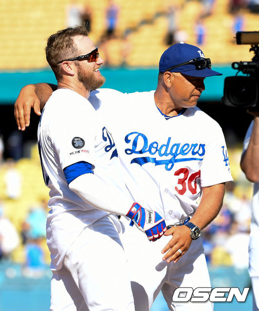 LA 다저스 먼시가 끝내기 안타를 치고 난 뒤 데이브 로버츠 감독과 기뻐하고 있다. /OSEN DB