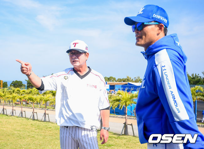 류중일 AG 대표팀 감독이 LG 감독 시절 허삼영 삼성 감독과 이야기를 나누고 있다. /OSEN DB