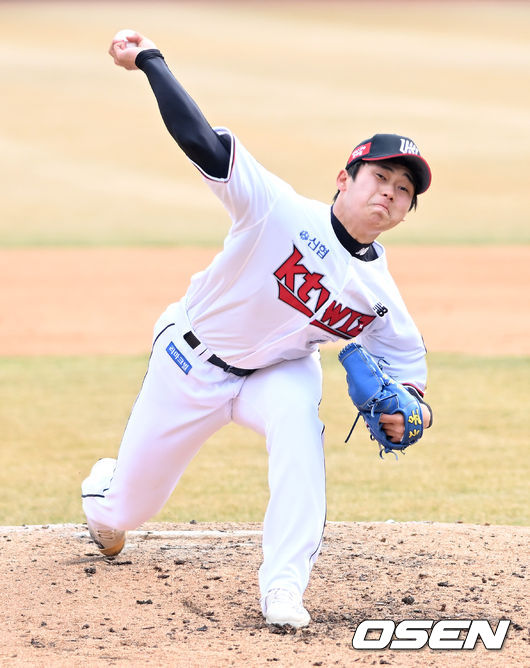 8회초 마운드에 오른 KT 위즈 박영현이 힘차게 공을 던지고 있다. 2022.03.12 /cej@osen.co.kr