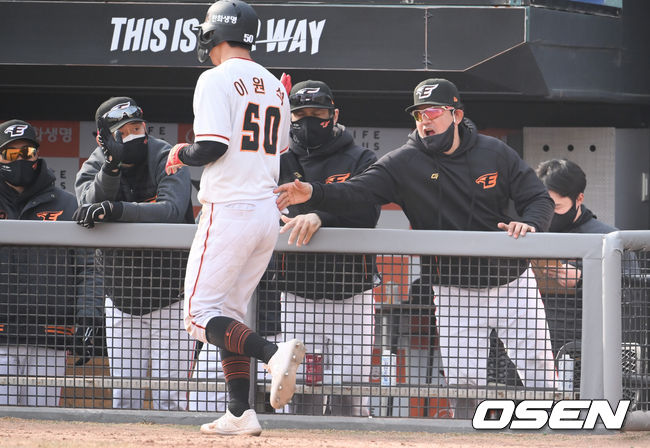 한화 수베로 감독이 홈을 밟은 이원석을 축하해주고 있다.  2022.03.04 /OSEN DB