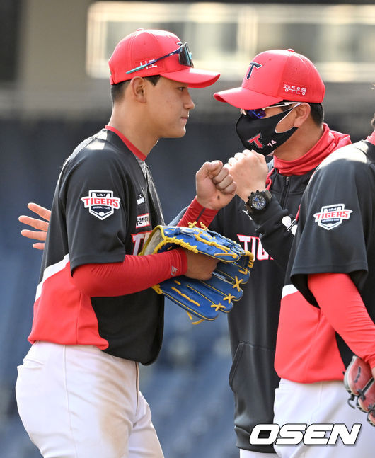 12일 창원NC파크에서 열린 ’2022 신한은행 SOL KBO리그’ 시범경기 개막 NC 다이노스와 KIA 타이거즈의 경기, 방문팀 KIA가 7-0 완승을 거두며 기분 좋은 시작을 알렸다.승리한 KIA 김종국 감독과 김도영이 인사를 나누고 있다. 2022.03.12 / dreamer@osen.co.kr