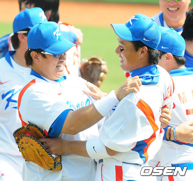 베이징 올림픽 준결승 일본전 승리 후 이대호(왼쪽)가 이승엽과 기뻐하고 있다. 2008.08.22 /OSEN DB