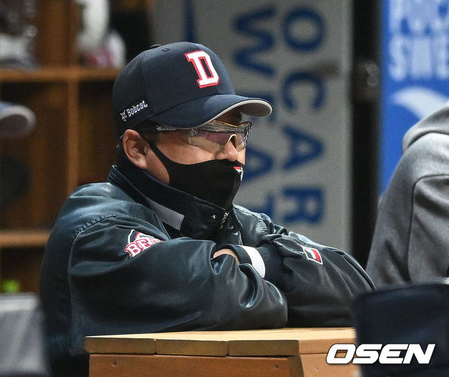 12일 서울 고척스카이돔에서 2022 KBO리그 시범경기 키움 히어로즈와 두산 베어스의 경기가 열렸다.두산 김태형 감독이 경기를 바라보고 있다. 2022.03.12 / sunday@osen.co.kr