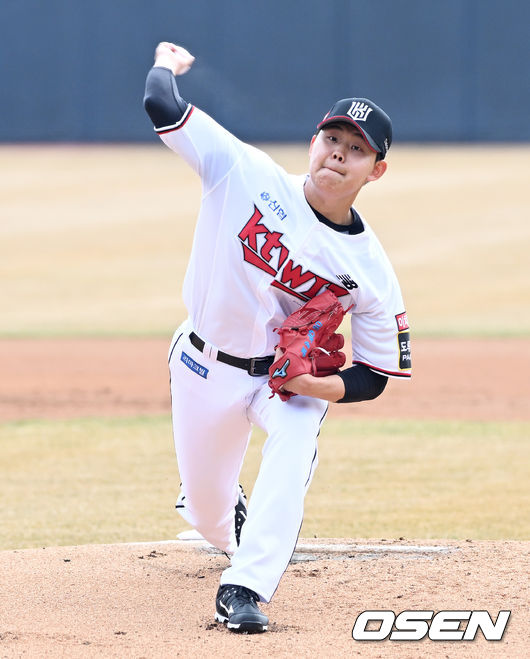 1회초 KT 선발 소형준이 힘차게 공을 던지고 있다. 2022.03.12 /cej@osen.co.kr 
