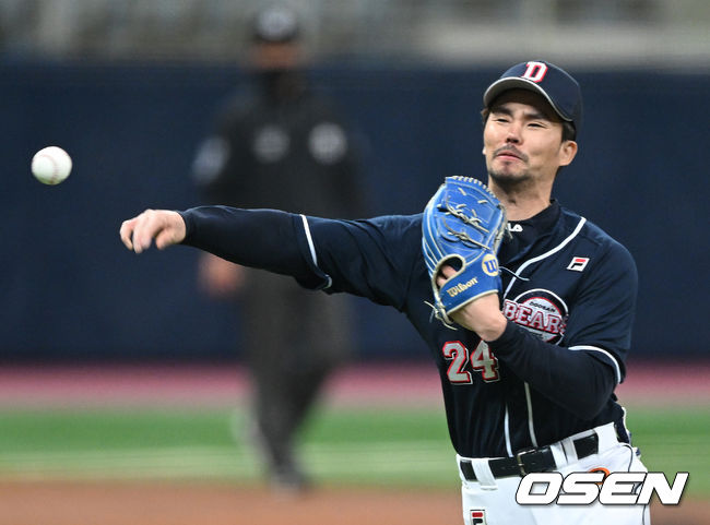 12일 서울 고척스카이돔에서 2022 KBO리그 시범경기 키움 히어로즈와 두산 베어스의 경기가 열렸다.2회말 1사에서 두산 오재원이 키움 김혜성을 땅볼로 처리하고 있다. 2022.03.12 / sunday@osen.co.kr