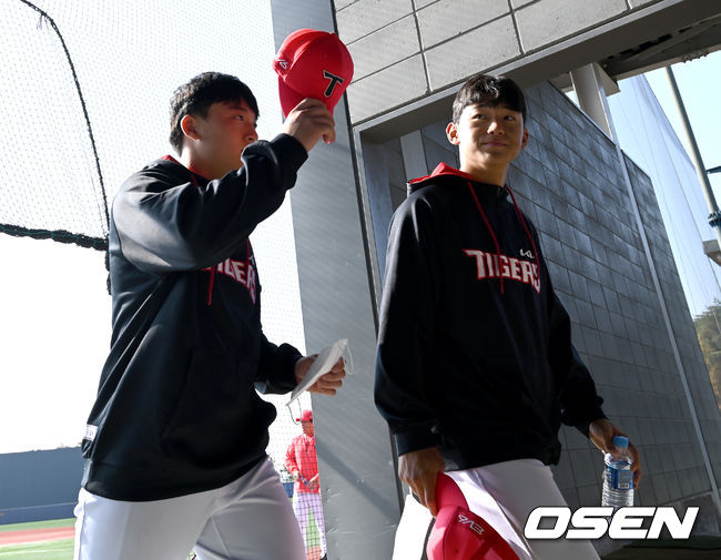 KIA 2022년 신인 김도영(오른쪽)과 윤도현이 오전 워밍업을 마치고 이동하고 있다./OSEN DB