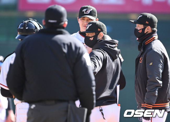 한화 로사도 투수코치가 투수 박준영과 마운드에서 이야기를 나누고 있다. /OSEN DB