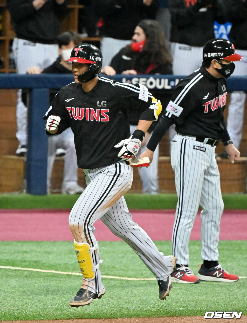 8회초 1사 LG 송찬의가 좌월 선취 솔로 홈런을 날린 후 그라운드를 돌고 있다. 2022.03.14 / rumi@osen.co.kr