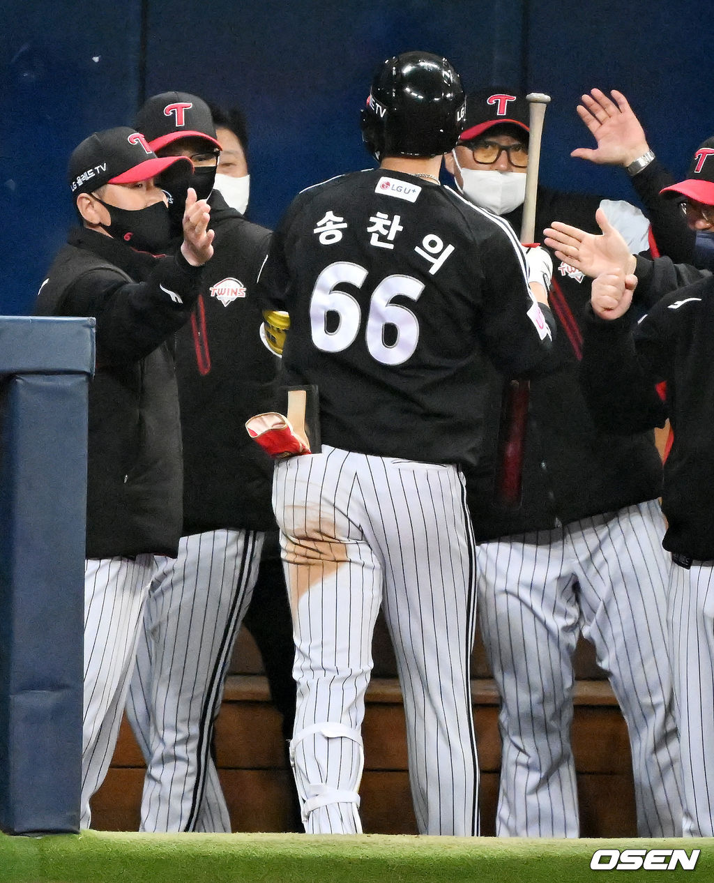 14일 서울 고척스카이돔에서 2022 KBO리그 시범경기 키움 히어로즈와 LG 트윈스의 경기가 열렸다.8회초 1사 LG 송찬의가 좌월 선취 솔로 홈런을 날린 후 덕아웃에서 류지현 감독에게 축하를 받고 있다. 2022.03.14 / rumi@osen.co.kr