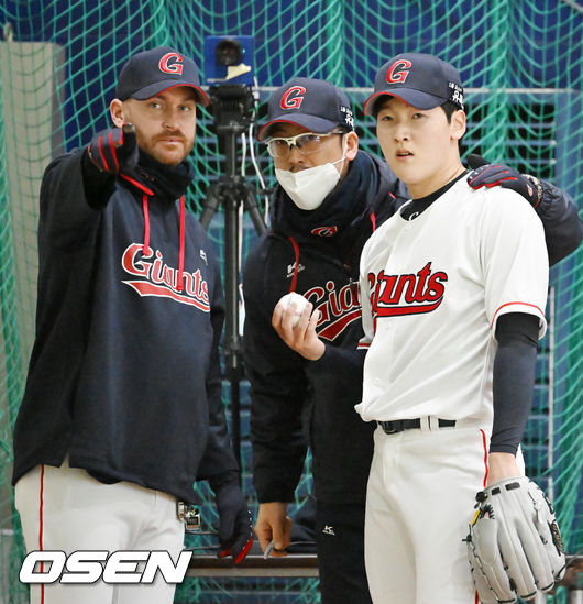 롯데 리키 마인홀드 투수 코치가 최준용(오른쪽)의 불펜 피칭을 본 후 이야기를 나누고 있다. 2022.02.03 /OSEN DB