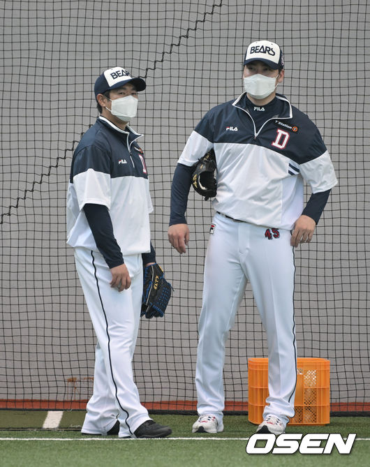 김지용과 임창민이 이야기를 나누고 있다. 2022.02.03 /  soul1014@osen.co.kr