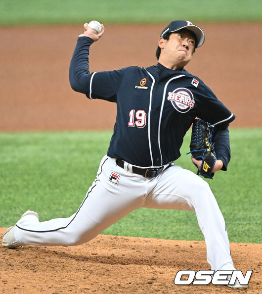 [OSNE=고척, 김성락 기자] 13일 서울 고척스카이돔에서 2022 KBO리그 시범경기 키움 히어로즈와 두산 베어스의 경기가 열렸다.4회말 2사 1루 두산 김지용이 마운드에 올라 힘차게 공을 뿌리고 있다. 2022.03.13 /ksl0919@osen.co.kr