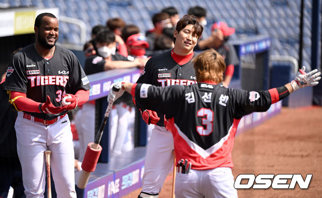 OSEN=창원, 최규한 기자] 12일 창원NC파크에서 ’2022 신한은행 SOL KBO리그’ 시범경기 개막 NC 다이노스와 KIA 타이거즈의 경기가 열렸다. 경기 시작을 앞두고 KIA 소크라테스, 나성범, 김선빈(왼쪽부터)이 대화를 나누고 있다. 2022.03.12 / dreamer@osen.co.kr