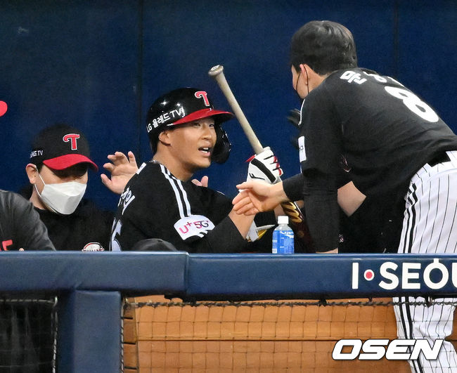 LG 송찬의가 좌월 선취 솔로 홈런을 날린 후 덕아웃에서 축하를 받고 있다. 2022.03.14 / rumi@osen.co.kr