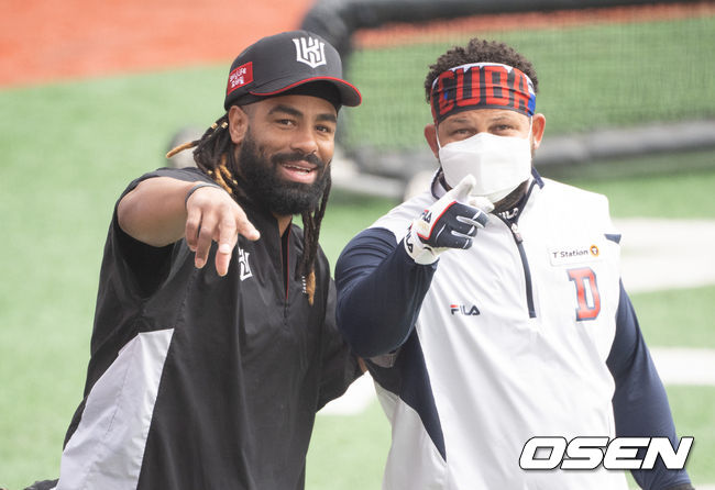 경기에 앞서 KT 라모스와 두산 페르난데스가 카메라를 향해 포즈를 취하고 있다. 2022.03.15 / soul1014@osen.co.kr