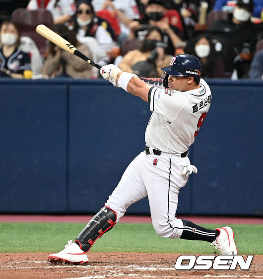 6회말 무사 2,3루에서 두산 페르난데스가 좌중간 2타점 적시타를 치고 있다. 2021.11.18 /sunday@osen.co.kr