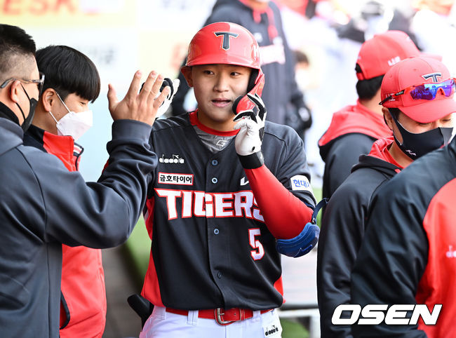 15일 오후 대구 삼성라이온즈파크에서 KBO리그 삼성 라이온즈와 KIA 타이거즈의 시범경기가 열렸다.3회초 KIA 선두타자 김도영이 동점 좌월 솔로포를 때려낸 뒤 더그아웃에서 환영을 받고 있다. 2022.03.15 /cej@osen.co.kr 