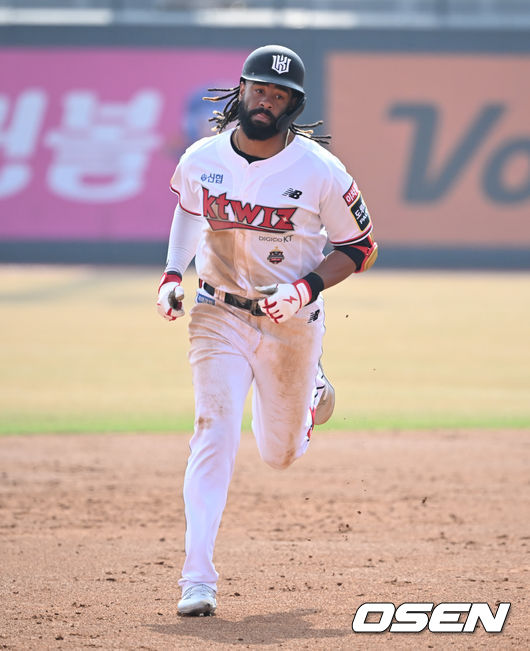 3회말 1사 만루 KT 라모스가 역전 만루홈런을 날리고 베이스를 돌고 있다. 2022.03.15 / soul1014@osen.co.kr