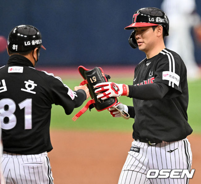 3회초 1사 주자 2루 LG 홍창기가 우익수 앞 선취 1타점 적시타를 날린 후 2루에서 기뻐하고 있다. 2022.03.15 / rumi@osen.co.kr