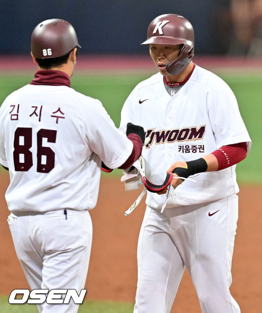 8회말 2사 주자 3루 키움 김수환이 좌익수 앞 1타점 적시 2루타를 날린 후 2루에서 기뻐하고 있다. 2022.03.15 / rumi@osen.co.kr
