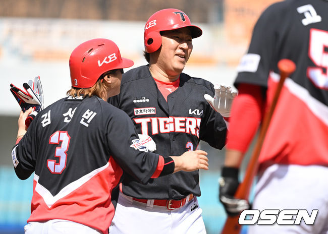 3회초 1사 1,2루 KIA 최형우가 역전 스리런 홈런을 때려낸 뒤 선행주자들의 환영을 받고 있다. 2022.03.15 /cej@osen.co.kr 