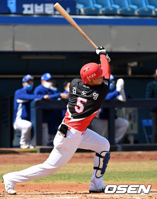 15일 오후 대구 삼성라이온즈파크에서 KBO리그 삼성 라이온즈와 KIA 타이거즈의 시범경기가 열렸다.3회초 KIA 선두타자 김도영이 동점 좌월 솔로포를 때려내고 있다. 2022.03.15 /cej@osen.co.kr