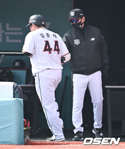 4회말 KT 김준태가 솔로홈런을 날린뒤 이강철 감독의 축하를 받고 있다 2022.03.15 / soul1014@osen.co.kr