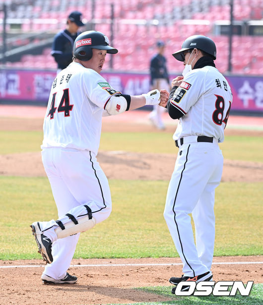 4회말 KT 김준태가 솔로홈런을 날린뒤 최만호 코치와 하이파이브를 하고 있다. 2022.03.15 / soul1014@osen.co.kr
