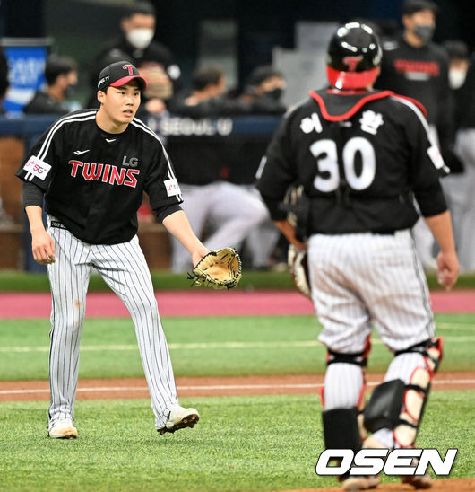 3회말 1사 주자 1,3루 키움 이정후 타석에서 LG 선발 임찬규가 교체 되고 있다. 2022.03.15 / rumi@osen.co.kr