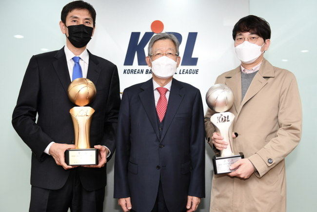 [사진]왼쪽부터 장창곤 상무 감독, 김희옥 총재, 오경진 KT 차장 /KBL 제공