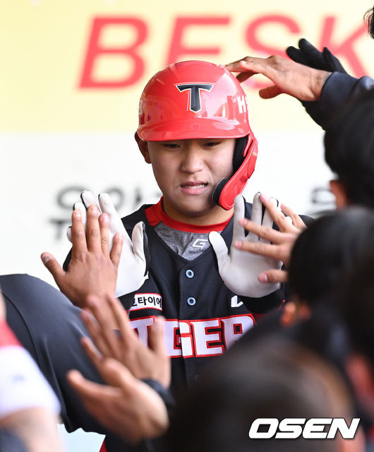 KIA가 삼성을 꺾고 시범경기 2연승을 달렸다. ‘제2의 이종범’ 김도영은 데뷔 첫 홈런을 터뜨리는 등 만점 활약을 펼쳤다.KIA는 15일 대구삼성라이온즈파크에서 열린 삼성과의 원정 경기에서 7-4로 이겼다. 지난 12일 창원 NC전 이후 2연승.3회초 KIA 선두타자 김도영이 동점 좌월 솔로포를 때려낸 뒤 더그아웃에서 환영을 받고 있다. 2022.03.15 /cej@osen.co.kr