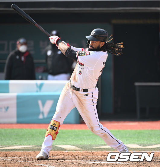 5회말 1사 KT 라모스가 외야플라이를 날리고 있다. .2022.03.15 / soul1014@osen.co.kr