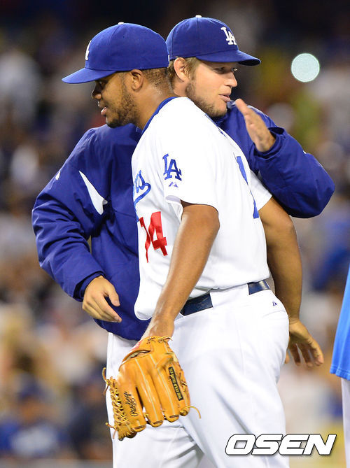 LA 다저스 클레이튼 커쇼가 켄리 잰슨과 포옹을 하고 있다. /OSEN DB