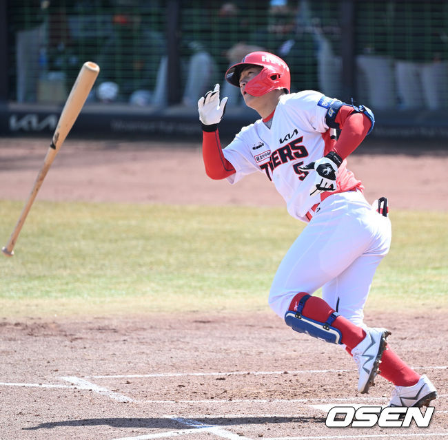 KIA 타이거즈 신인 김도영이 안타를 때리고 있다./OSEN DB