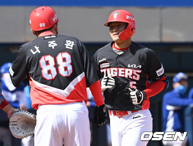 삼성 라이온즈와 KIA 타이거즈의 시범경기가 열렸다. 3회초 KIA 선두타자 김도영이 동점 좌월 솔로포를 때려낸 뒤 나주환 코치의 환영을 받고 있다. 2022.03.15 /cej@osen.co.kr