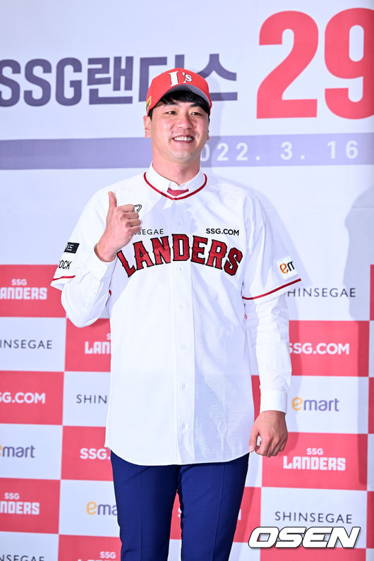 SSG 김광현이 단상 위에서 포토타임을 갖고 있다. 2022.03.16/rumi@osen.co.kr