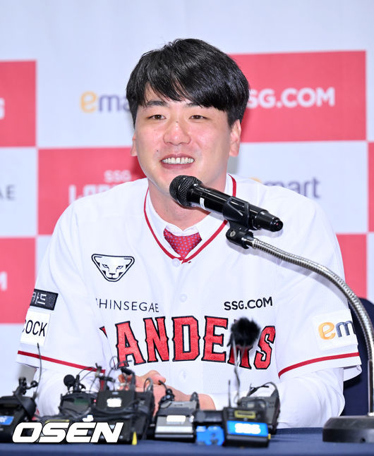 SSG 김광현이 입단 기자회견을 하고 있다. .2022.03.16/rumi@osen.co.kr