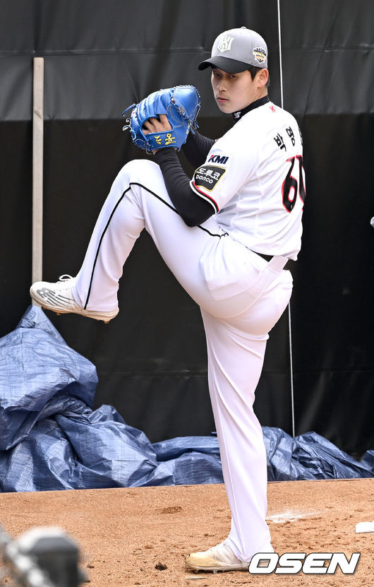 KT 위즈가 13일 부산 기장 현대차 드림볼 파크에서 2022시즌을 준비하는 스프링캠프를 꾸리고 담금질에 나섰다.KT 루키 박영현이 불펜 피칭을 펼치고 있다. 2022.02.13 / dreamer@osen.co.kr