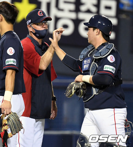 롯데 서튼 감독이 정보근과 승리를 기뻐하고 있다. 2021.06.25 /OSEN DB